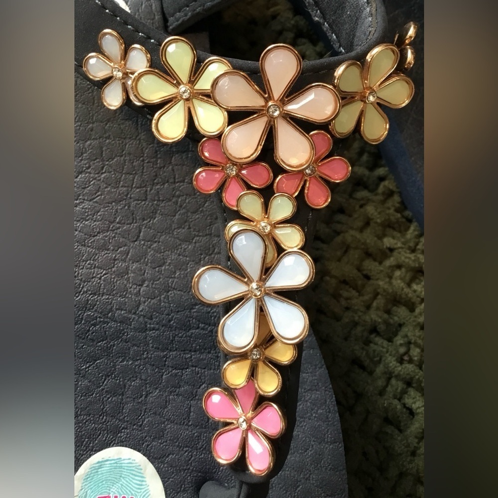 NWT Skechers Cali Meditation Happy Daisies Sandal, Slip On w/Strap; Size 6/7